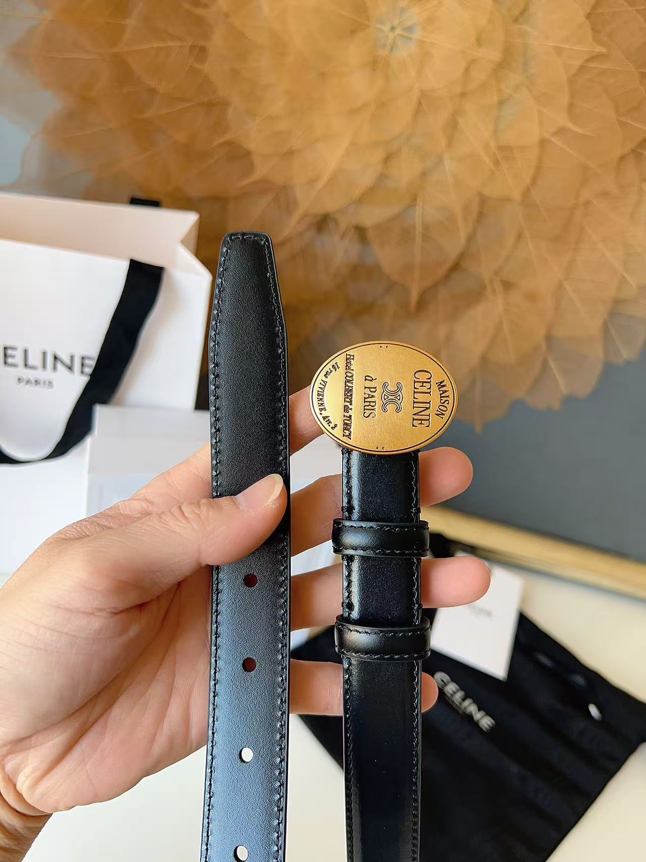 新款赛琳 céline 凯旋门椭圆扣腰带 2.5cm精品 顶级进口牛皮制作。手感细腻，上身效果超级好看。