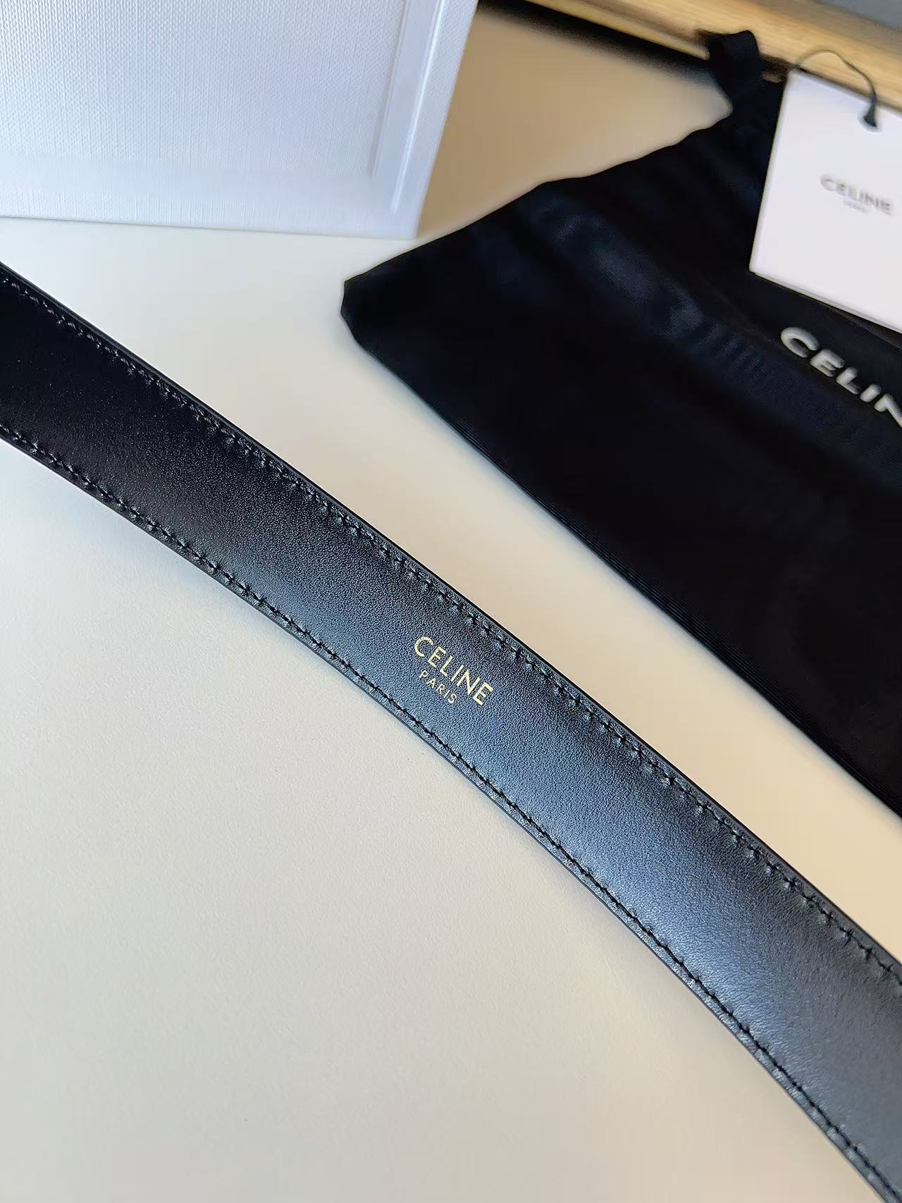 Celine 宽度：𝟮 𝟱𝗰𝗺 赛琳 CELINE « 配全套 原包装 » 𝟐𝟔最新款 进口 小牛皮+精品纯铜扣 所有材料完全跟 一样 · 面料、走线、油边尽是细致体现 · 无漏洞细节构成 · 随便进出