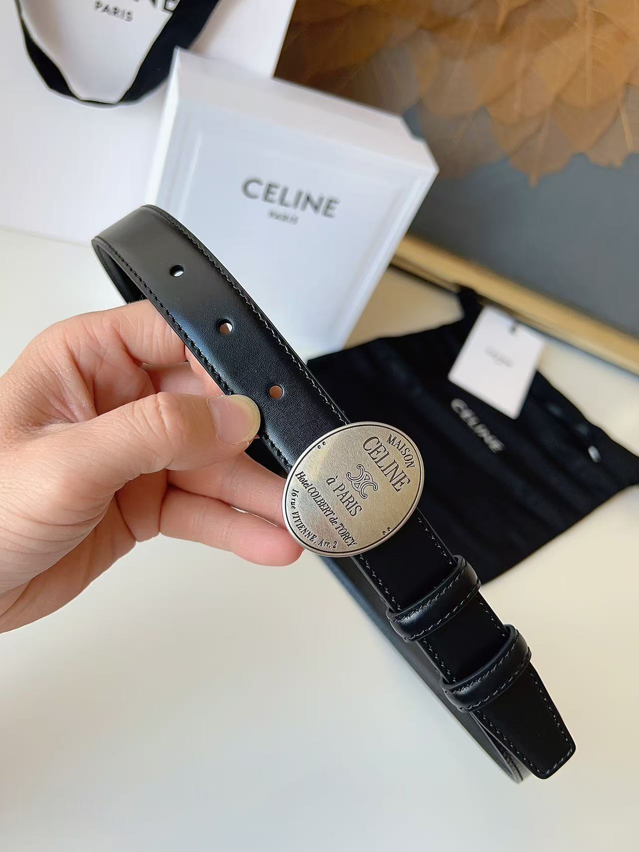 Celine 宽度：𝟮 𝟱𝗰𝗺 赛琳 CELINE « 配全套 原包装 » 𝟐𝟔最新款 进口 小牛皮+精品纯铜扣 所有材料完全跟 一样 · 面料、走线、油边尽是细致体现 · 无漏洞细节构成 · 随便进出