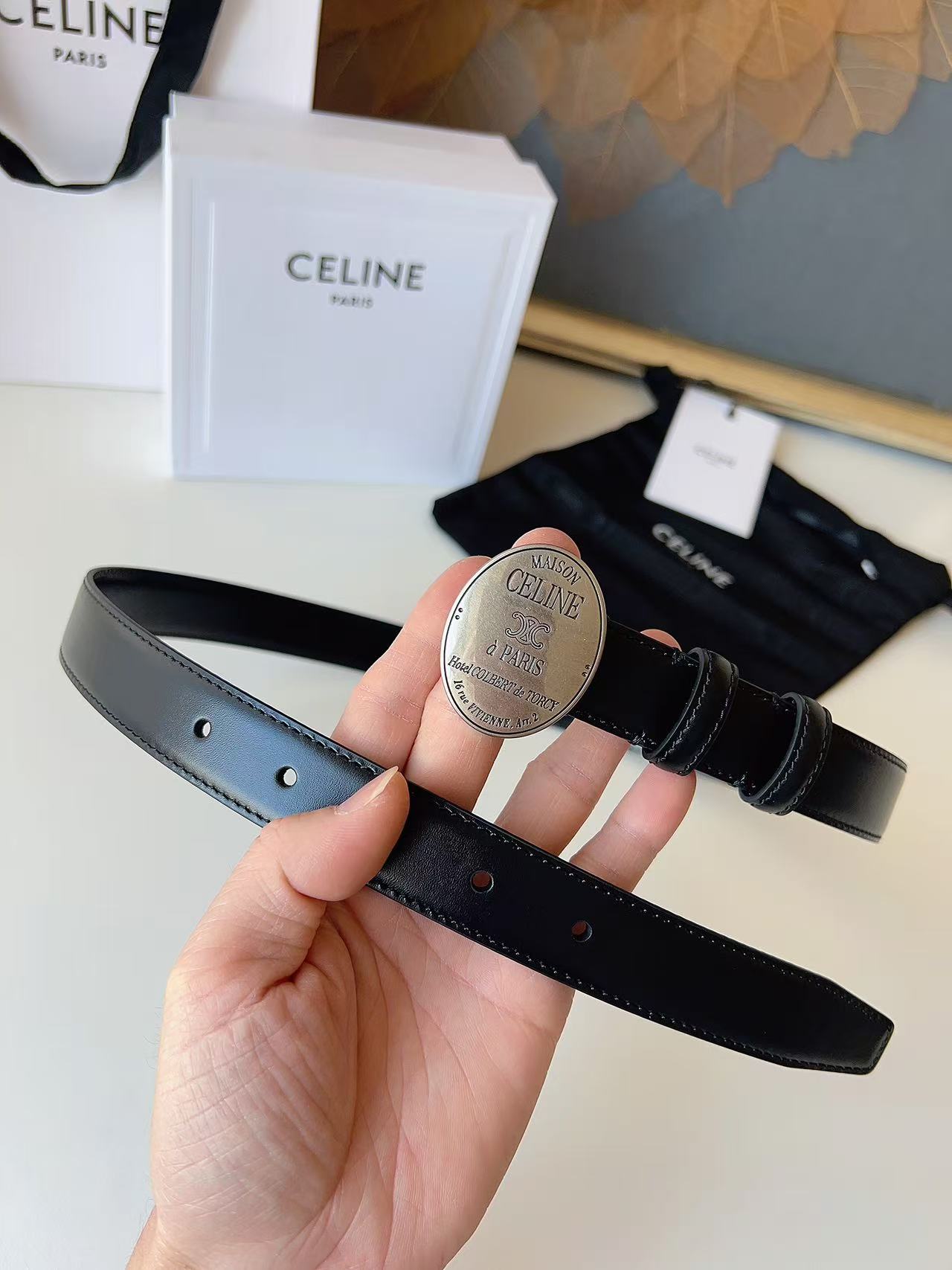 Celine 宽度：𝟮 𝟱𝗰𝗺 赛琳 CELINE « 配全套 原包装 » 𝟐𝟔最新款 进口 小牛皮+精品纯铜扣 所有材料完全跟 一样 · 面料、走线、油边尽是细致体现 · 无漏洞细节构成 · 随便进出