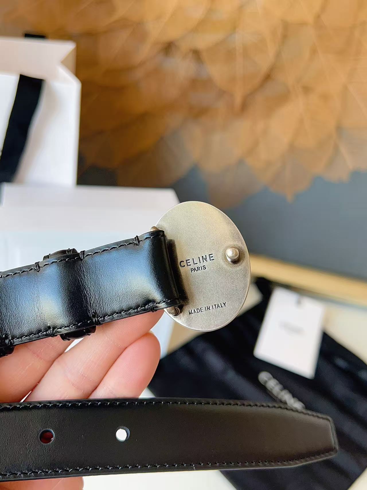 Celine 宽度：𝟮 𝟱𝗰𝗺 赛琳 CELINE « 配全套 原包装 » 𝟐𝟔最新款 进口 小牛皮+精品纯铜扣 所有材料完全跟 一样 · 面料、走线、油边尽是细致体现 · 无漏洞细节构成 · 随便进出