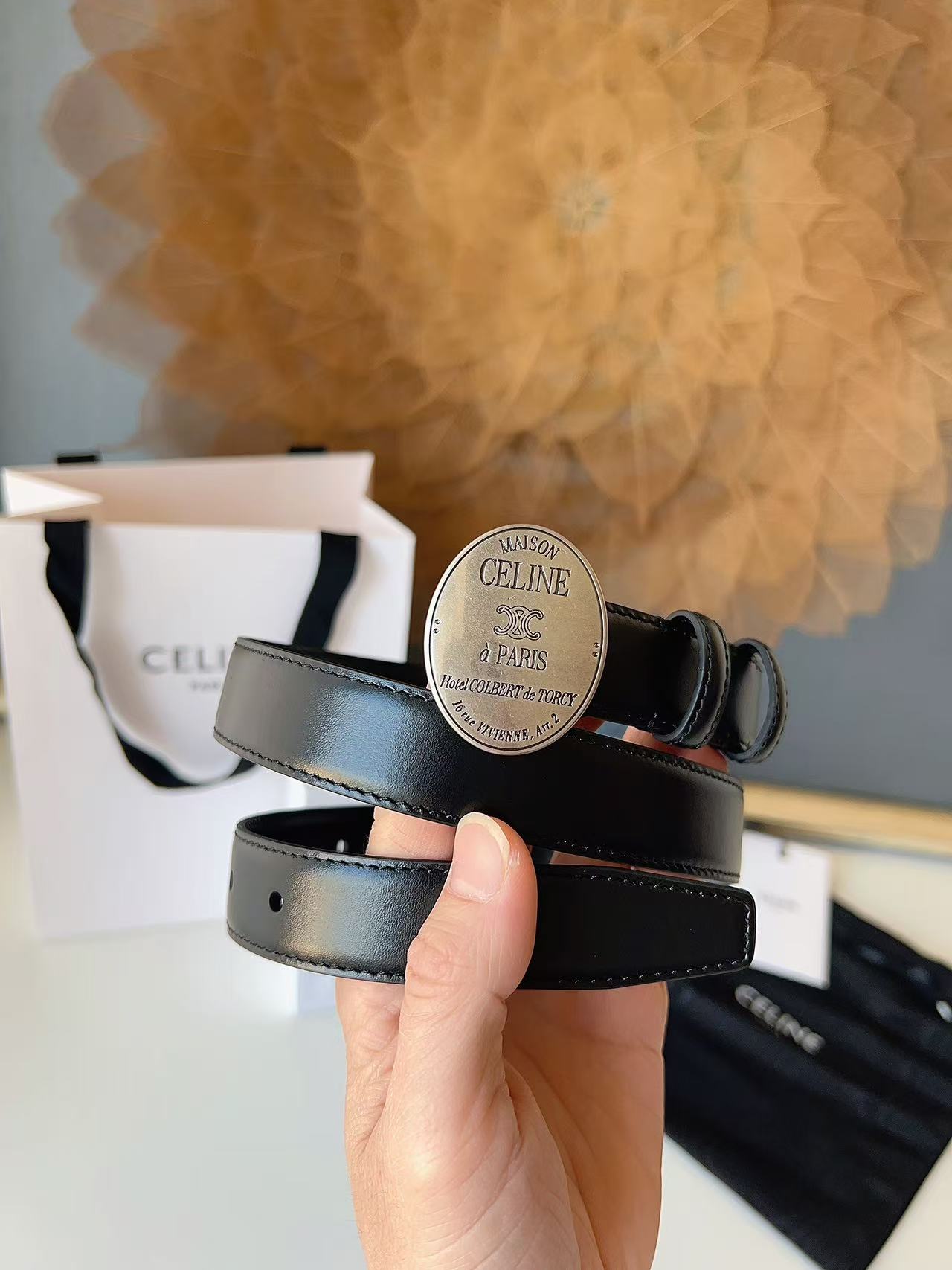 Celine 宽度：𝟮 𝟱𝗰𝗺 赛琳 CELINE « 配全套 原包装 » 𝟐𝟔最新款 进口 小牛皮+精品纯铜扣 所有材料完全跟 一样 · 面料、走线、油边尽是细致体现 · 无漏洞细节构成 · 随便进出
