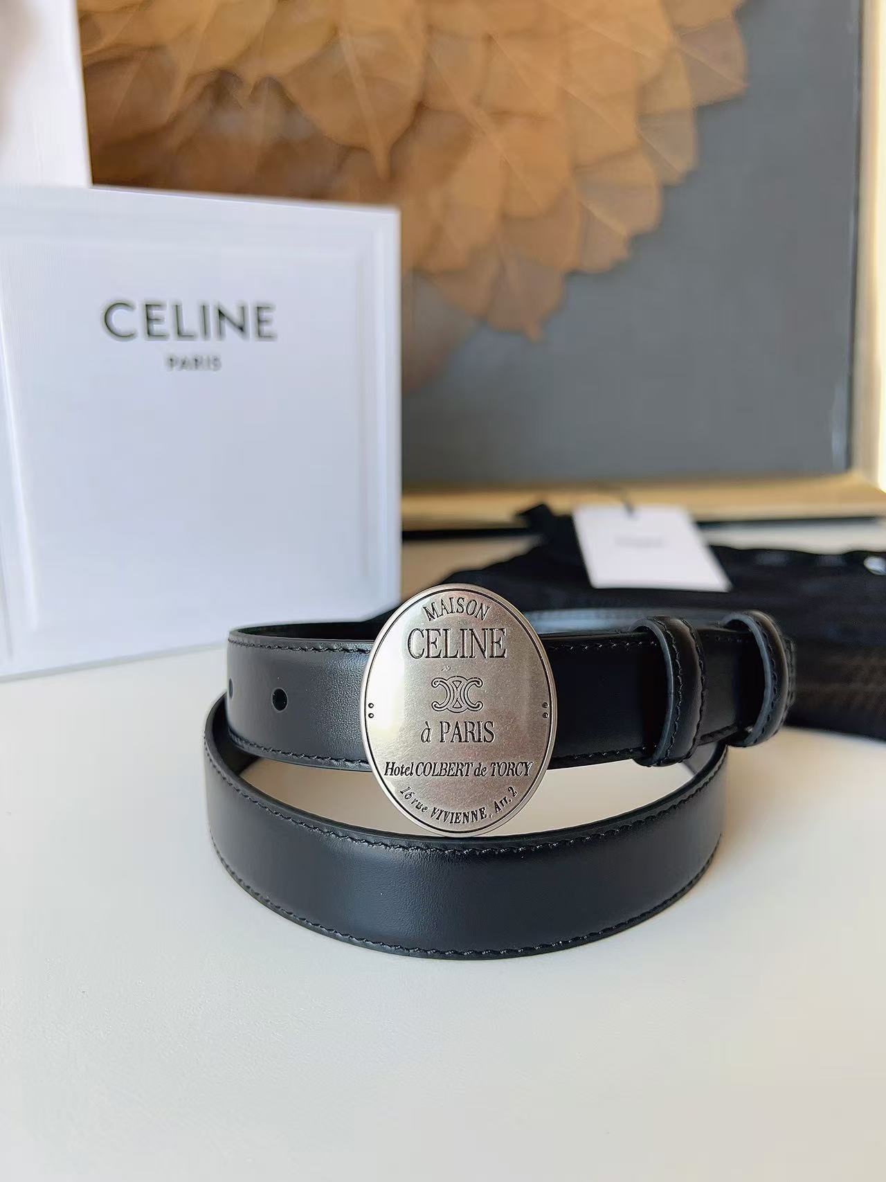 新款赛琳 céline 凯旋门椭圆扣腰带 2.5cm精品 顶级进口牛皮制作。手感细腻，上身效果超级好看。