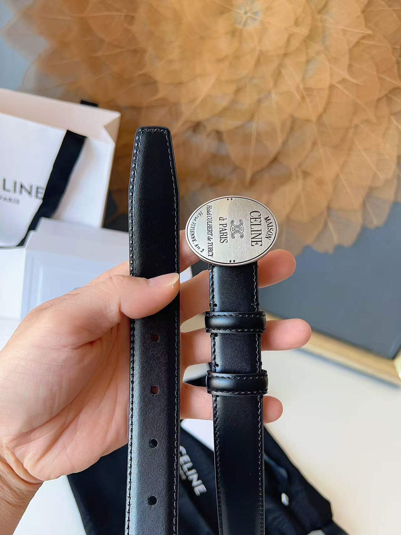新款赛琳 céline 凯旋门椭圆扣腰带 2.5cm精品 顶级进口牛皮制作。手感细腻，上身效果超级好看。