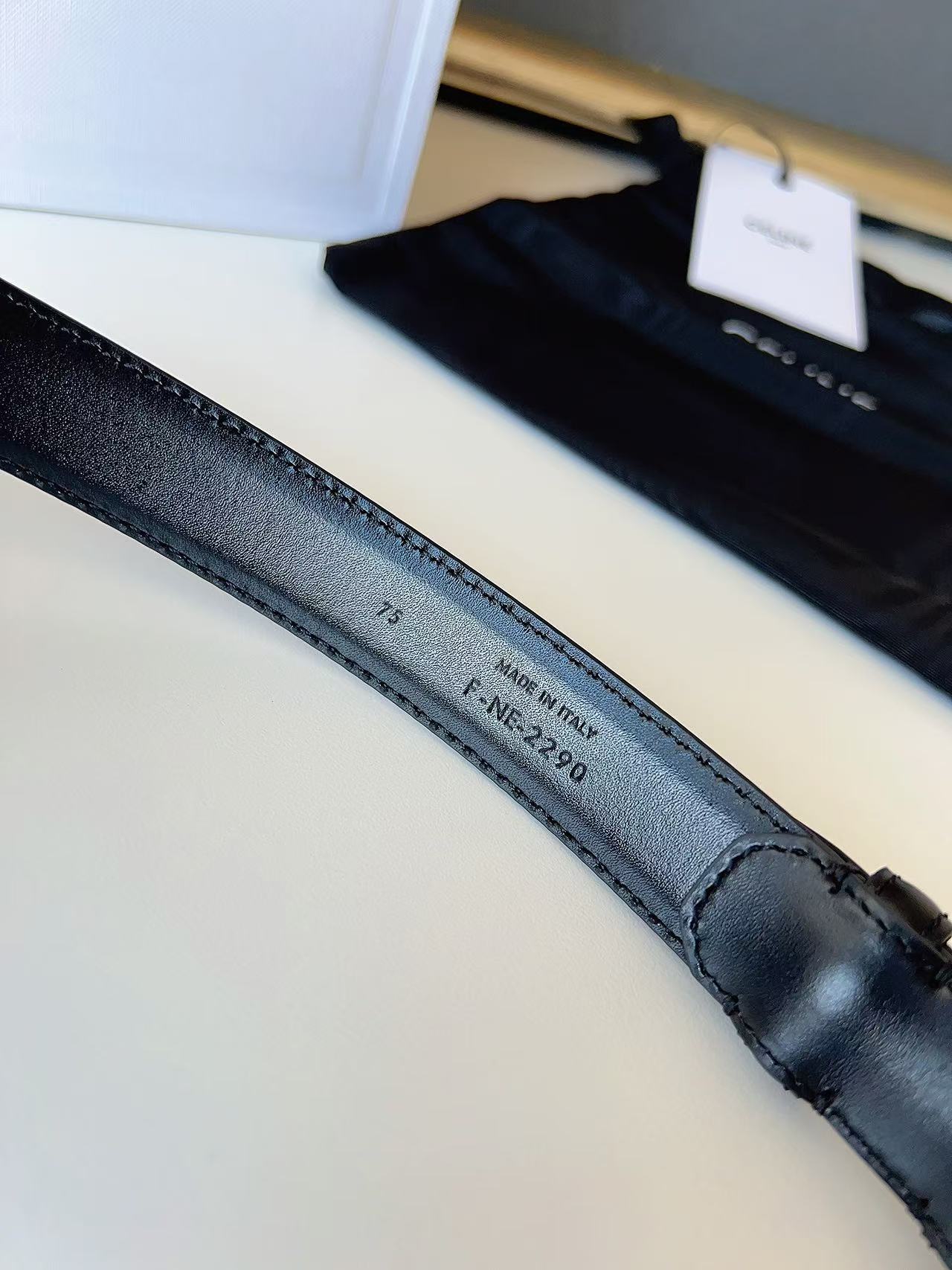 Celine 宽度：𝟮 𝟱𝗰𝗺 赛琳 CELINE « 配全套 原包装 » 𝟐𝟔最新款 进口 小牛皮+精品纯铜扣 所有材料完全跟 一样 · 面料、走线、油边尽是细致体现 · 无漏洞细节构成 · 随便进出
