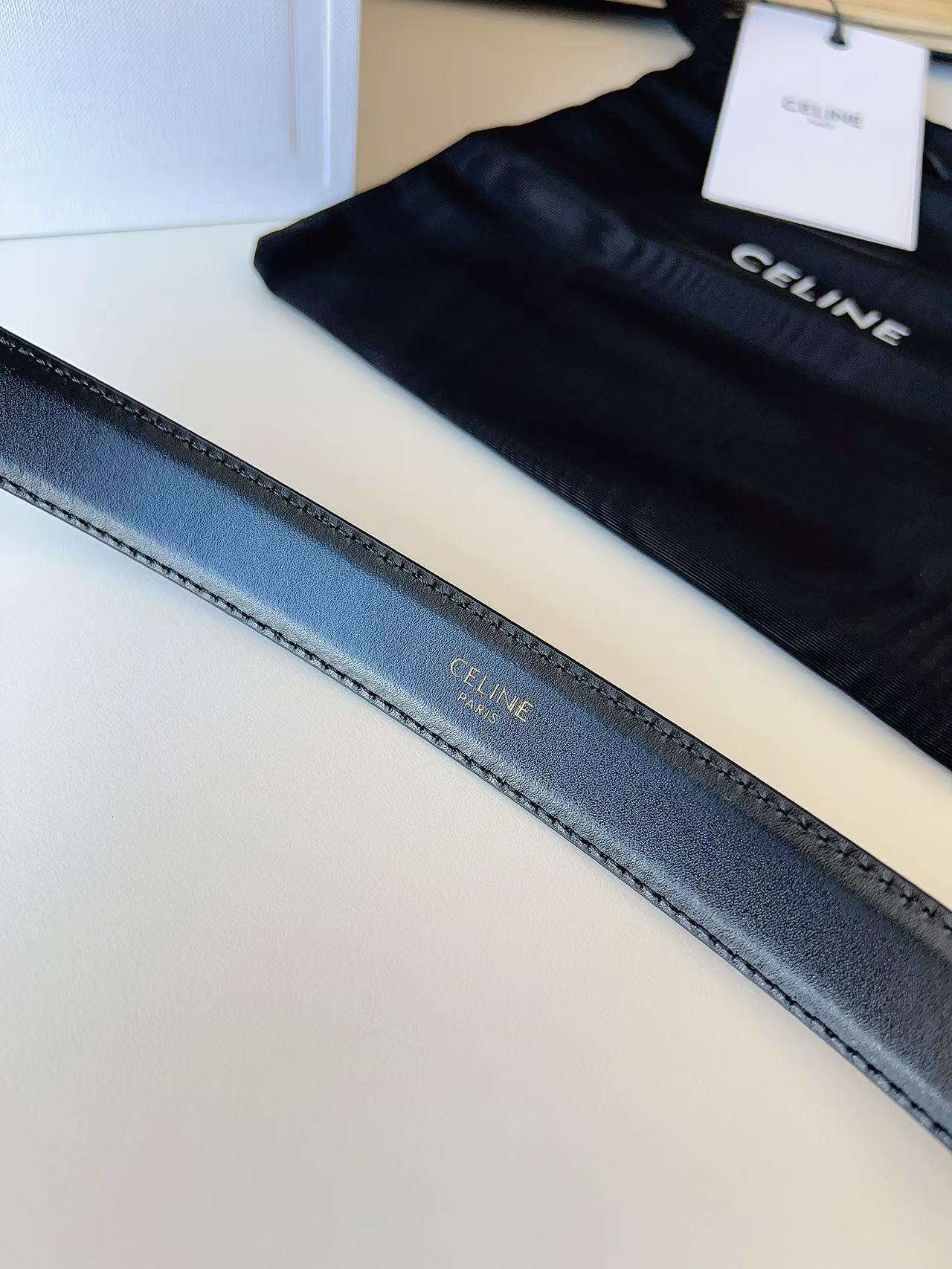 新款赛琳 céline 凯旋门椭圆扣腰带 2.5cm精品 顶级进口牛皮制作。手感细腻，上身效果超级好看。