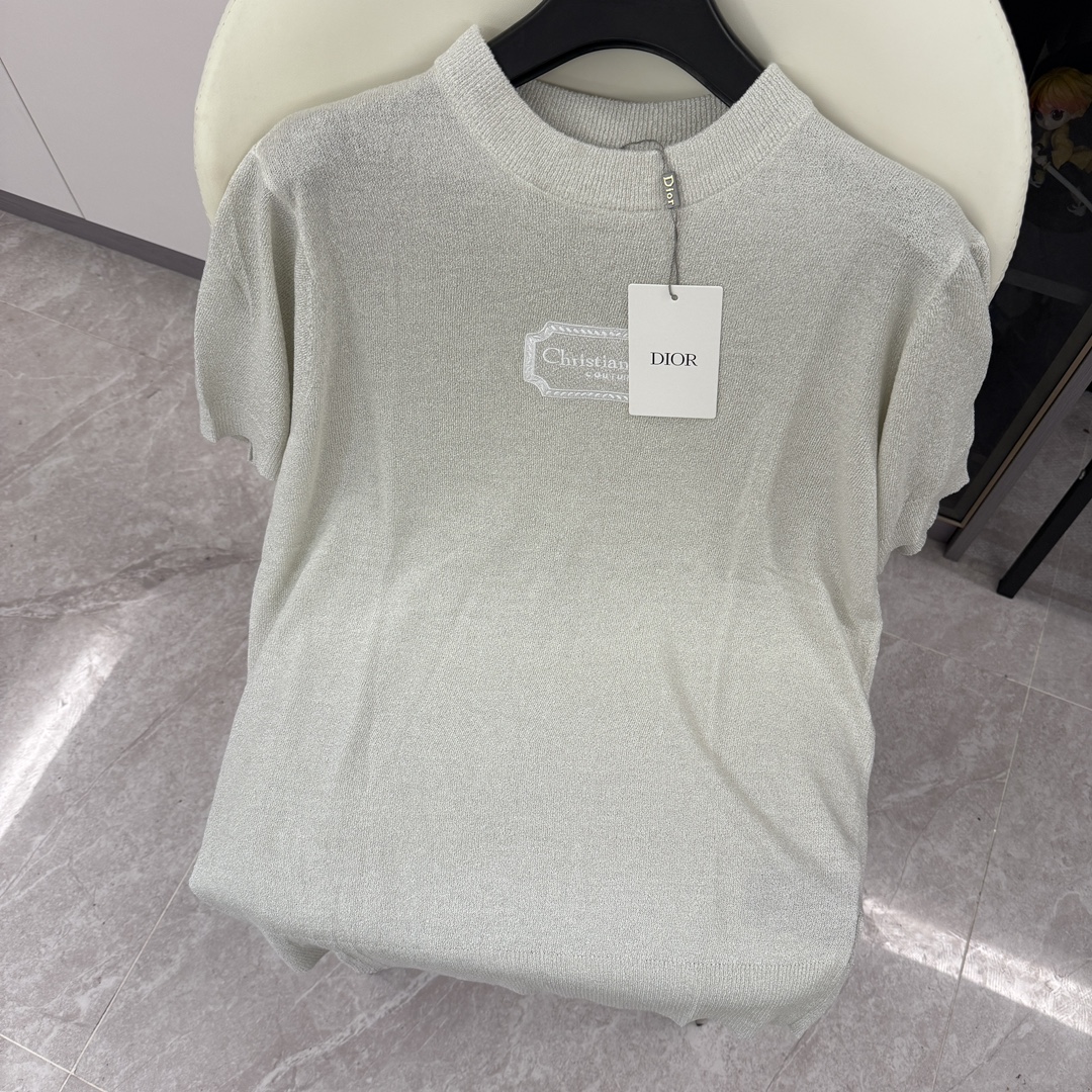 DIOR Dior 𝗗𝗜𝗢𝗥 Camisa 𝗧 holgada de punto de algodón Este es probablemente el estilo de manga corta más i…