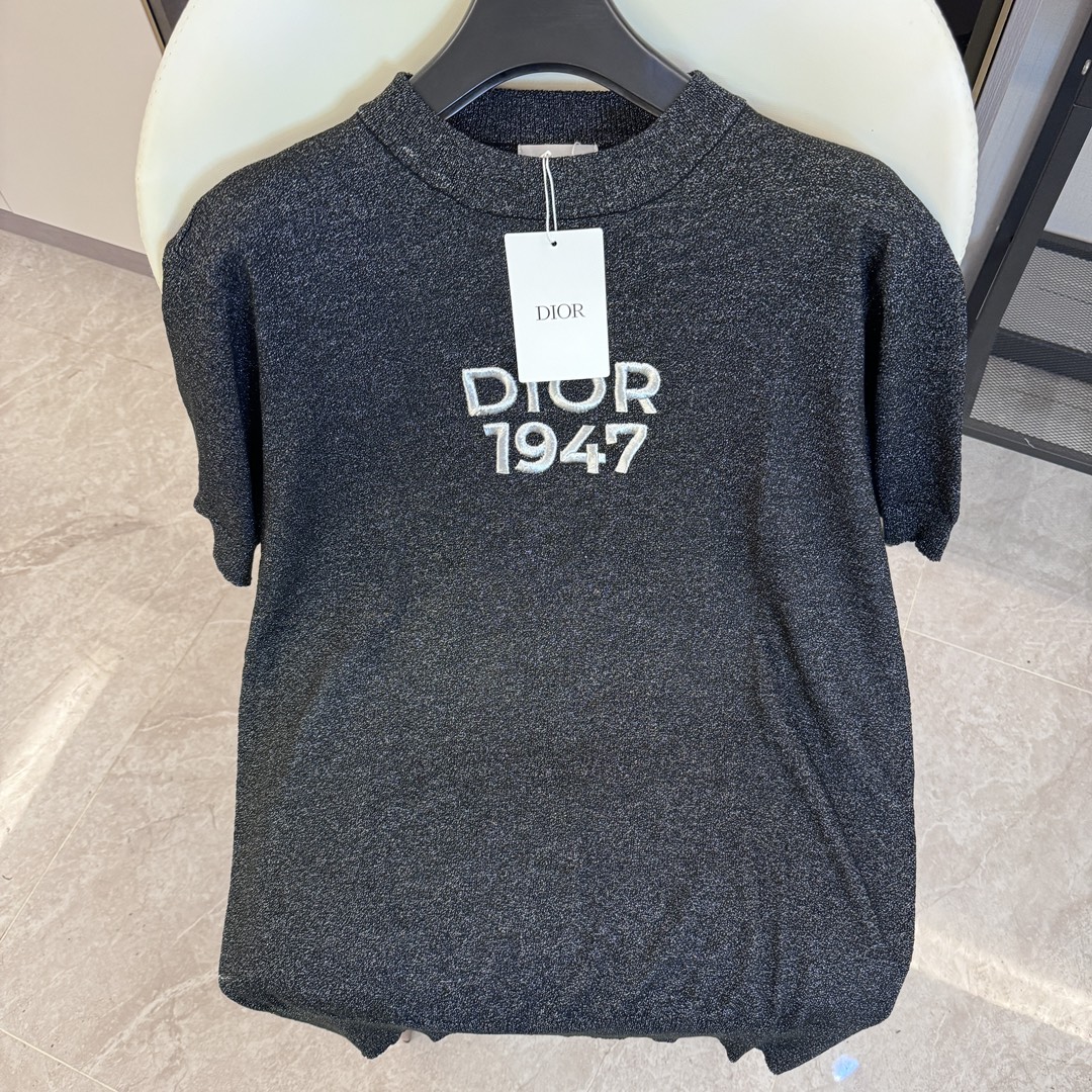 La camiseta de manga corta de punto con cuello redondo 1947 con logotipo bordado DlOR Dior Di es una camiseta de manga …