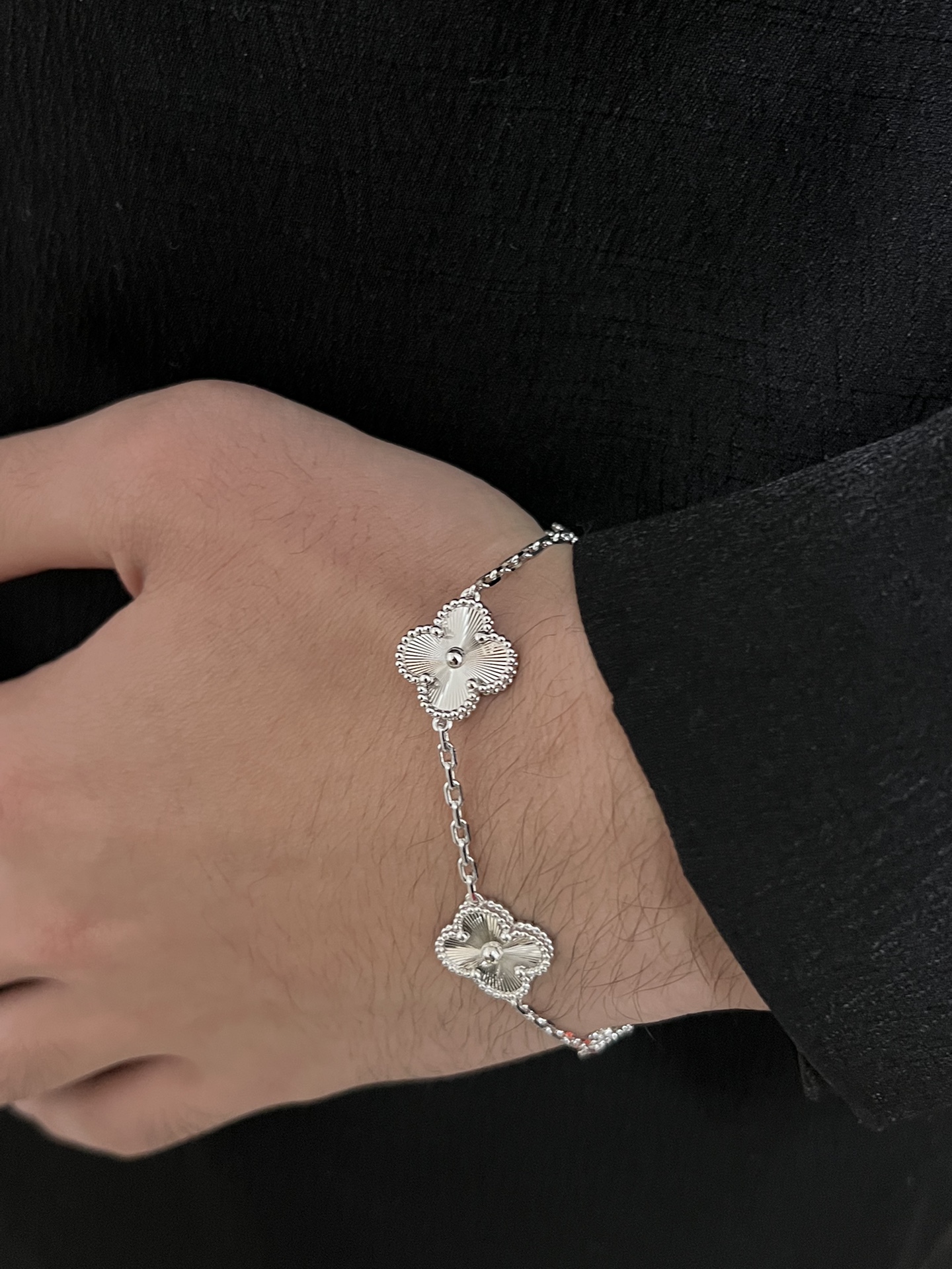 VCA白金镭射佩戴效果~~