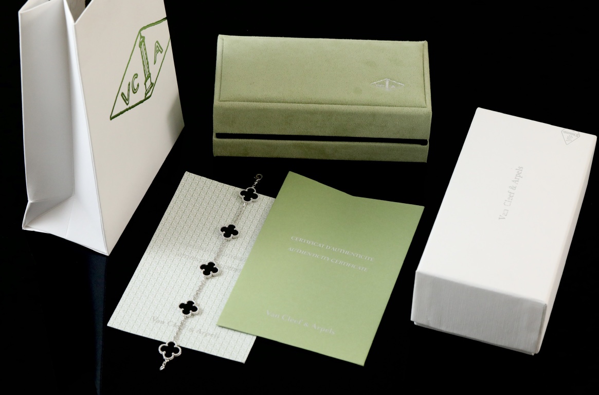 V金精工版与VCA五花白金黑玛瑙手链工艺解析