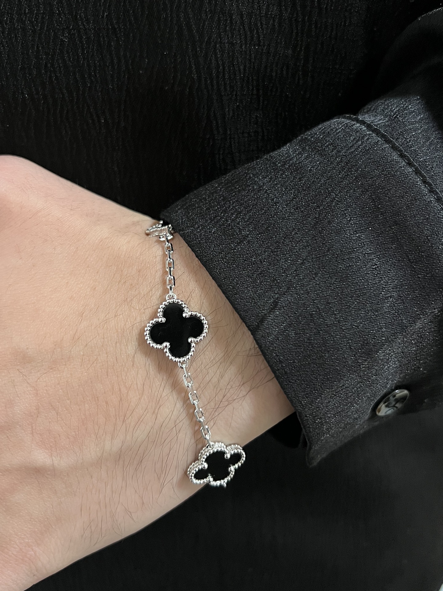 VCA白金黑玛瑙佩戴效果~~