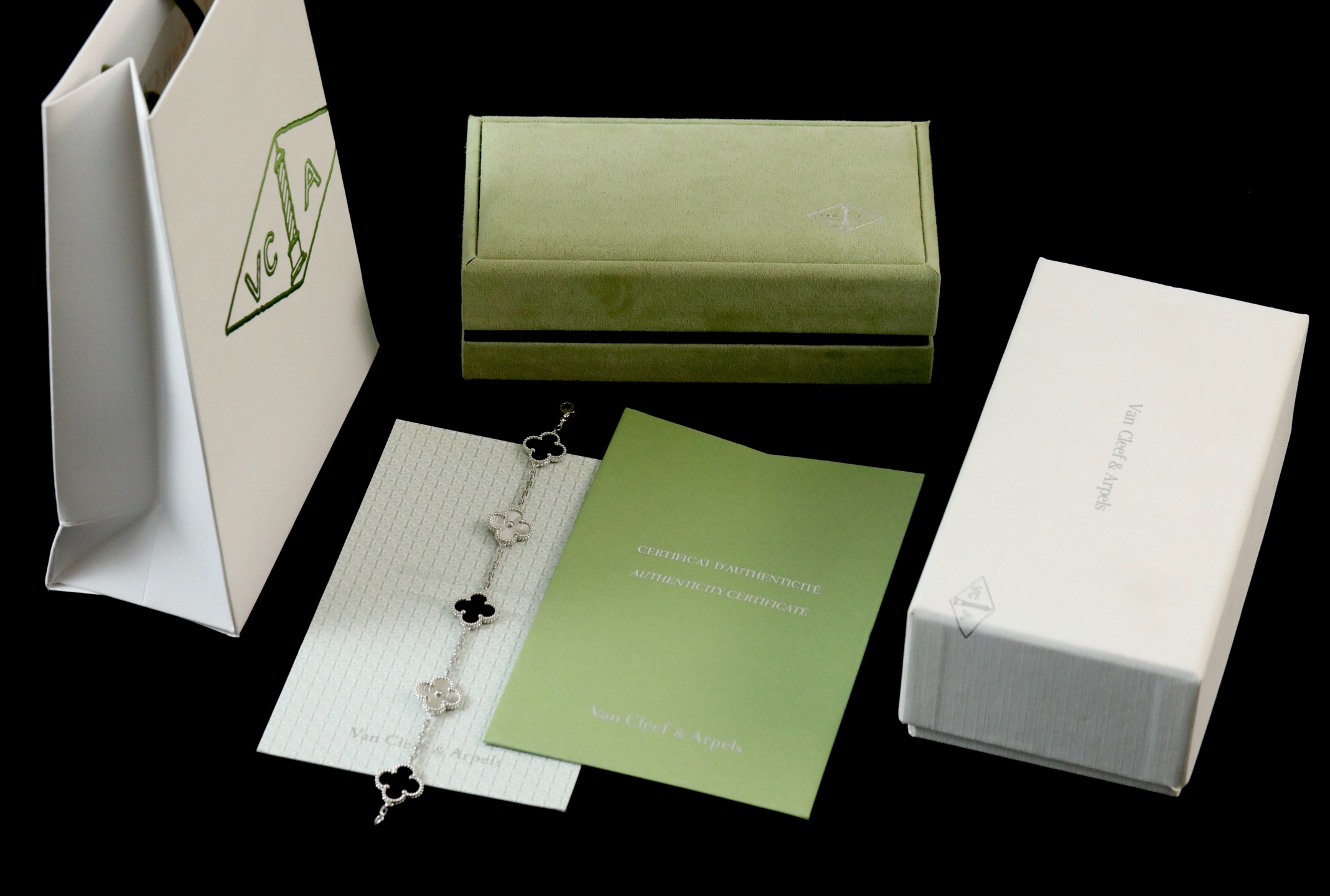 V金精工版与VCA白金黑白间钻手链工艺解析