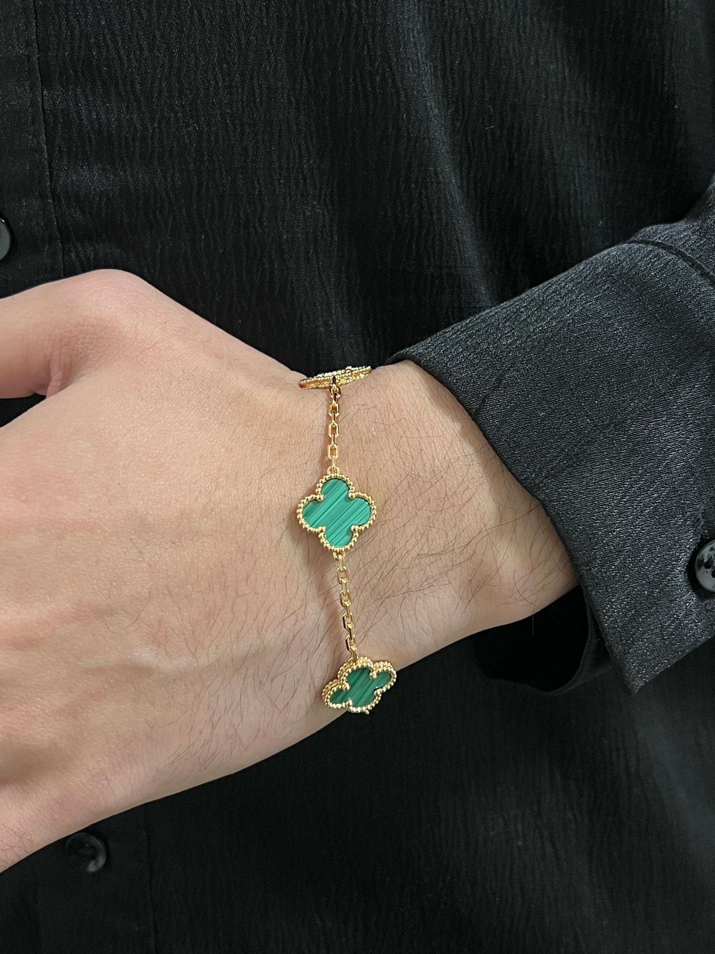 VCA天然孔雀石上身效果~