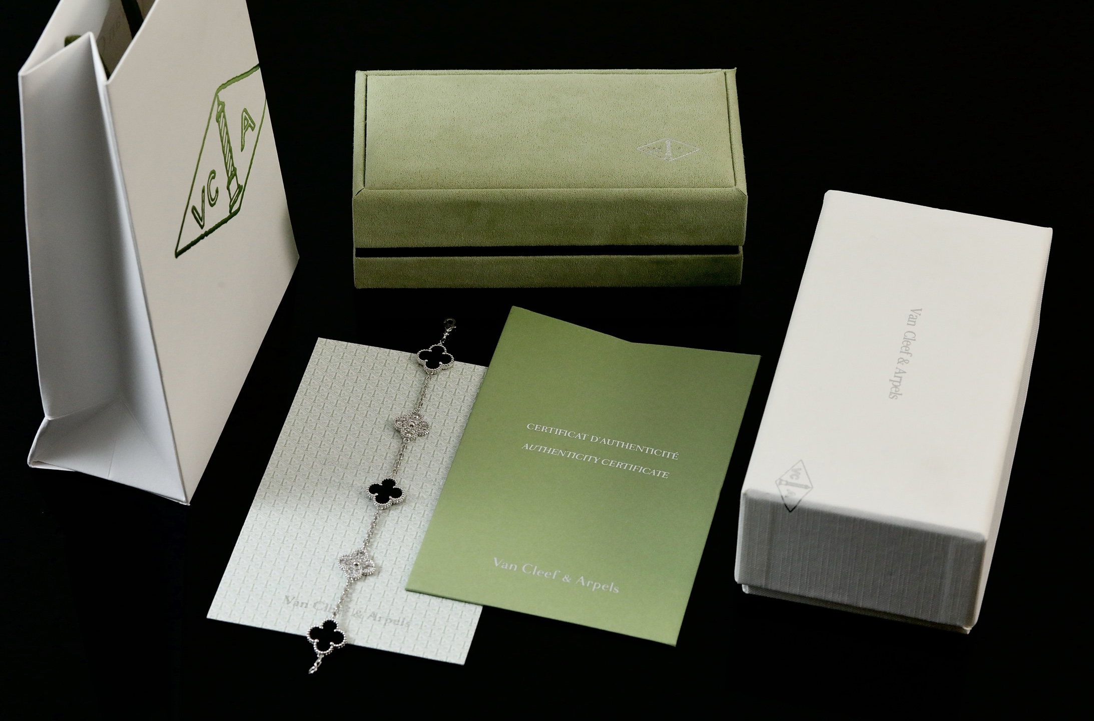 V金精工版与VCA白金黑白间钻五花手链工艺解析