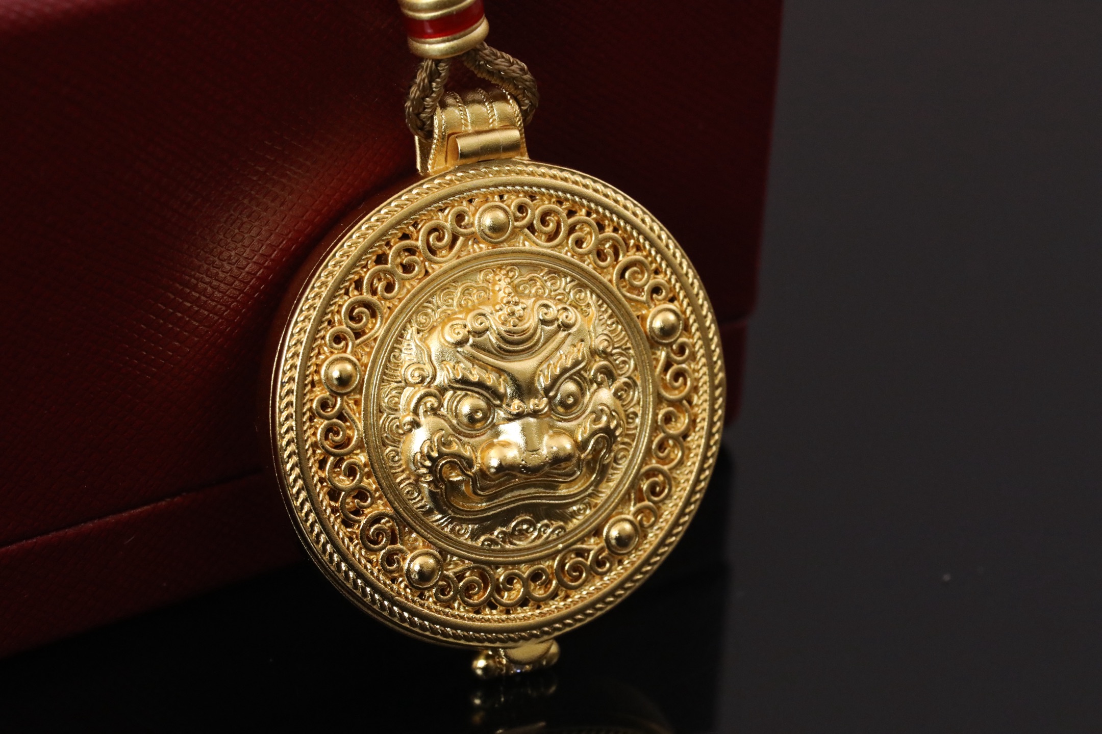 金色狮面浮雕挂坠