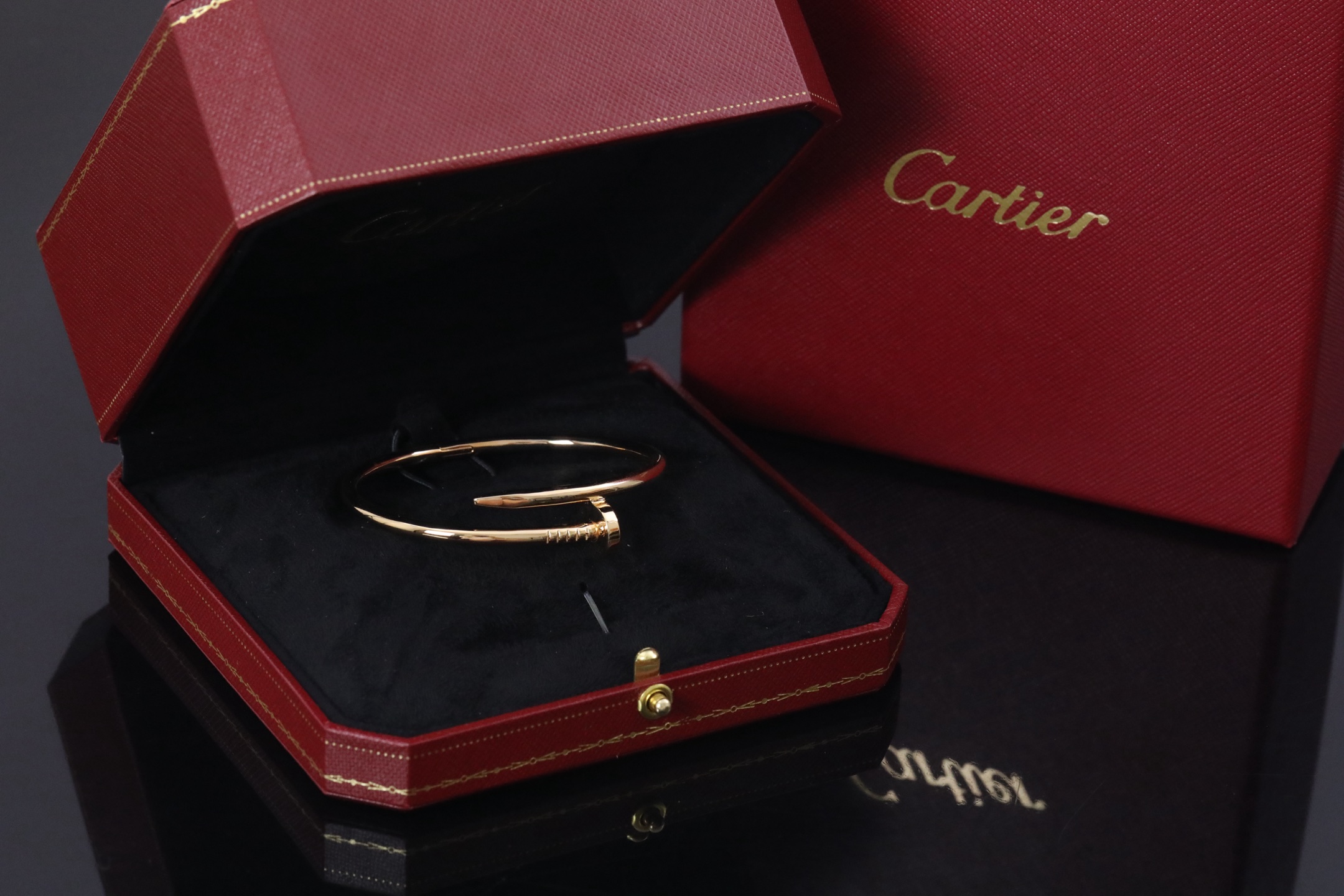“Authentic Custom Gold Jewelry: Cartier’s Latest Nail Bracelet Review and Comparison” - 图片 3