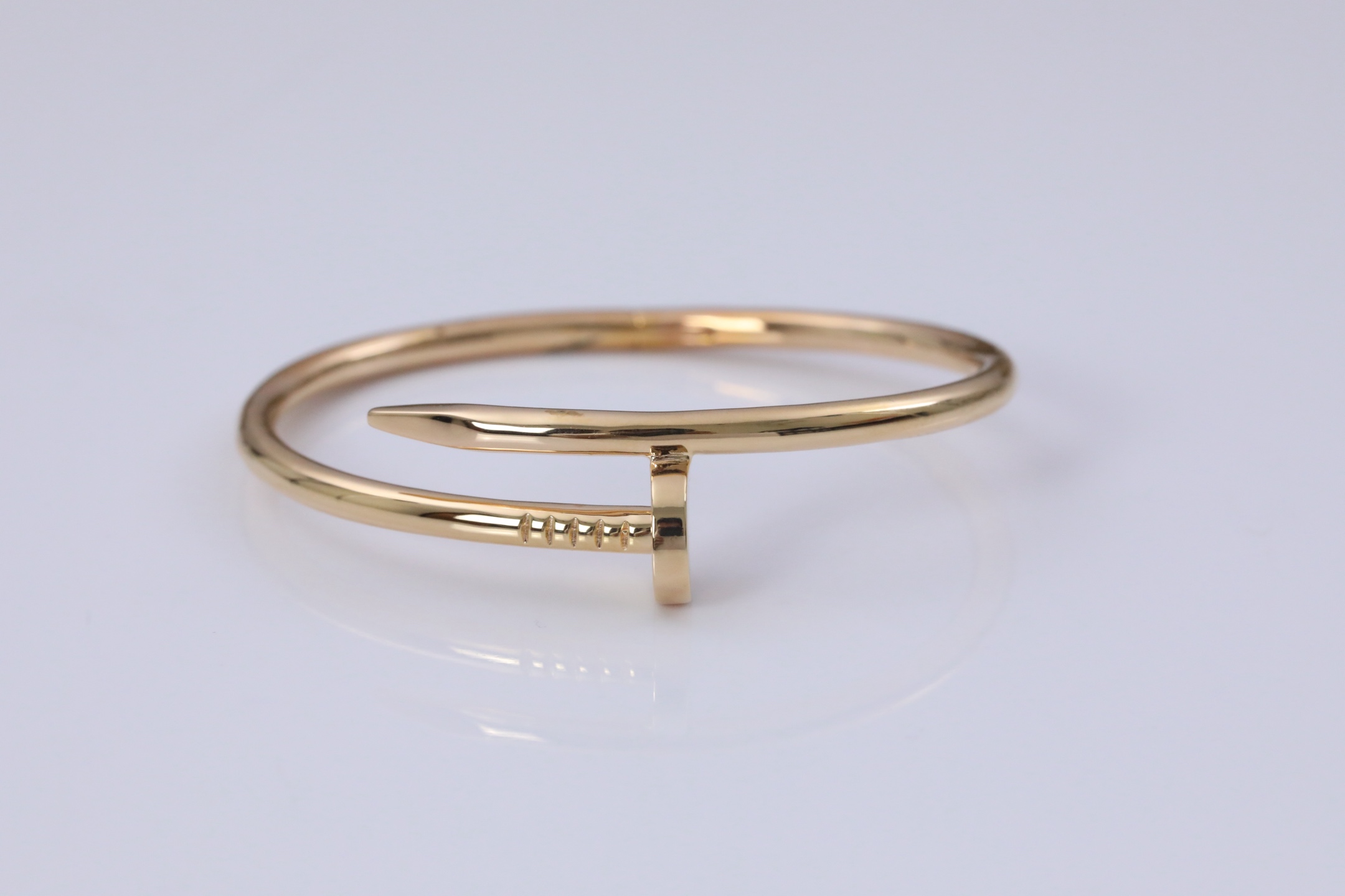 “Authentic Custom Gold Jewelry: Cartier’s Latest Nail Bracelet Review and Comparison” - 图片 2