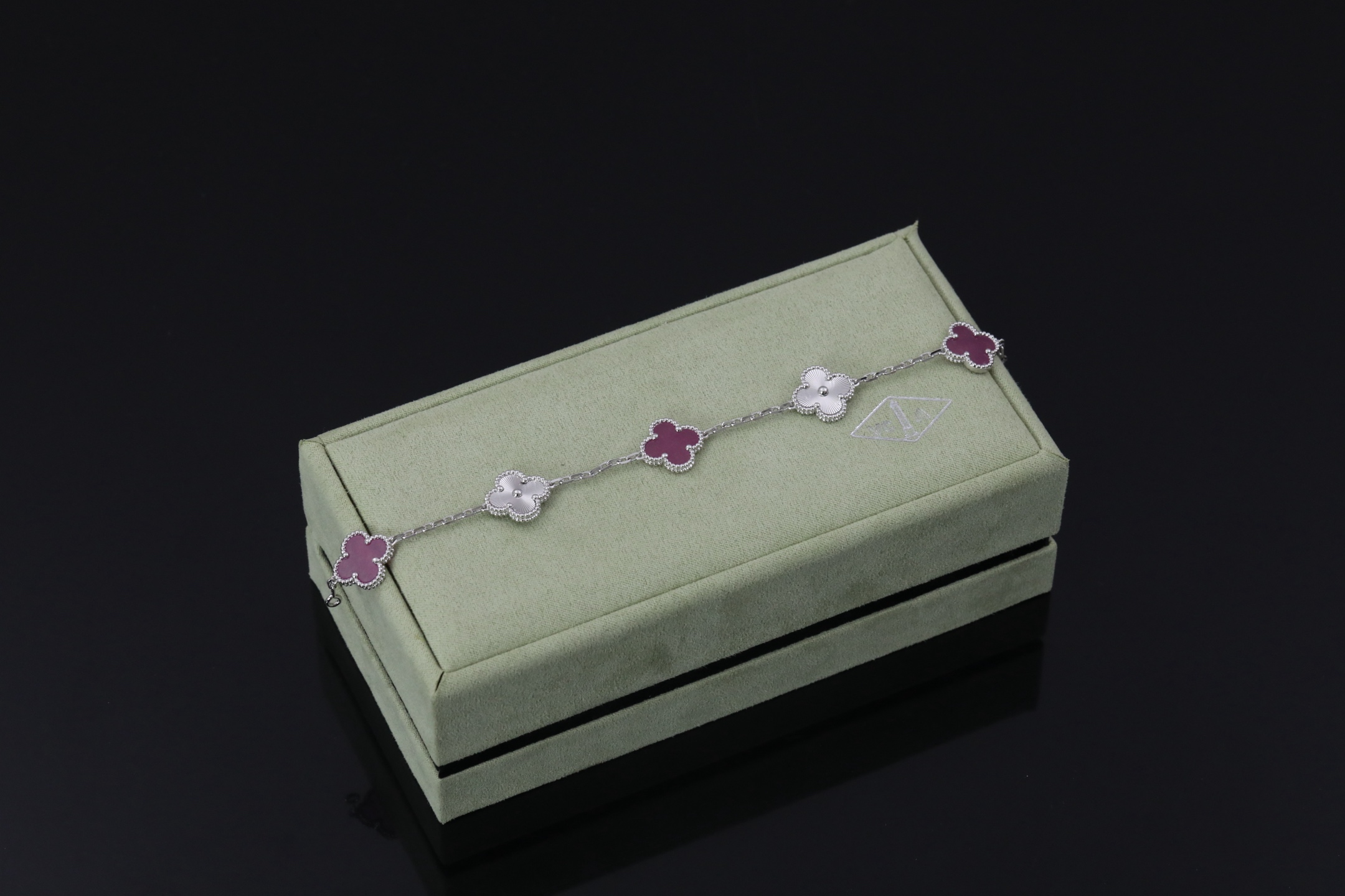 V金精工版与VCA白金紫玛瑙镭射手链的完美工艺解析