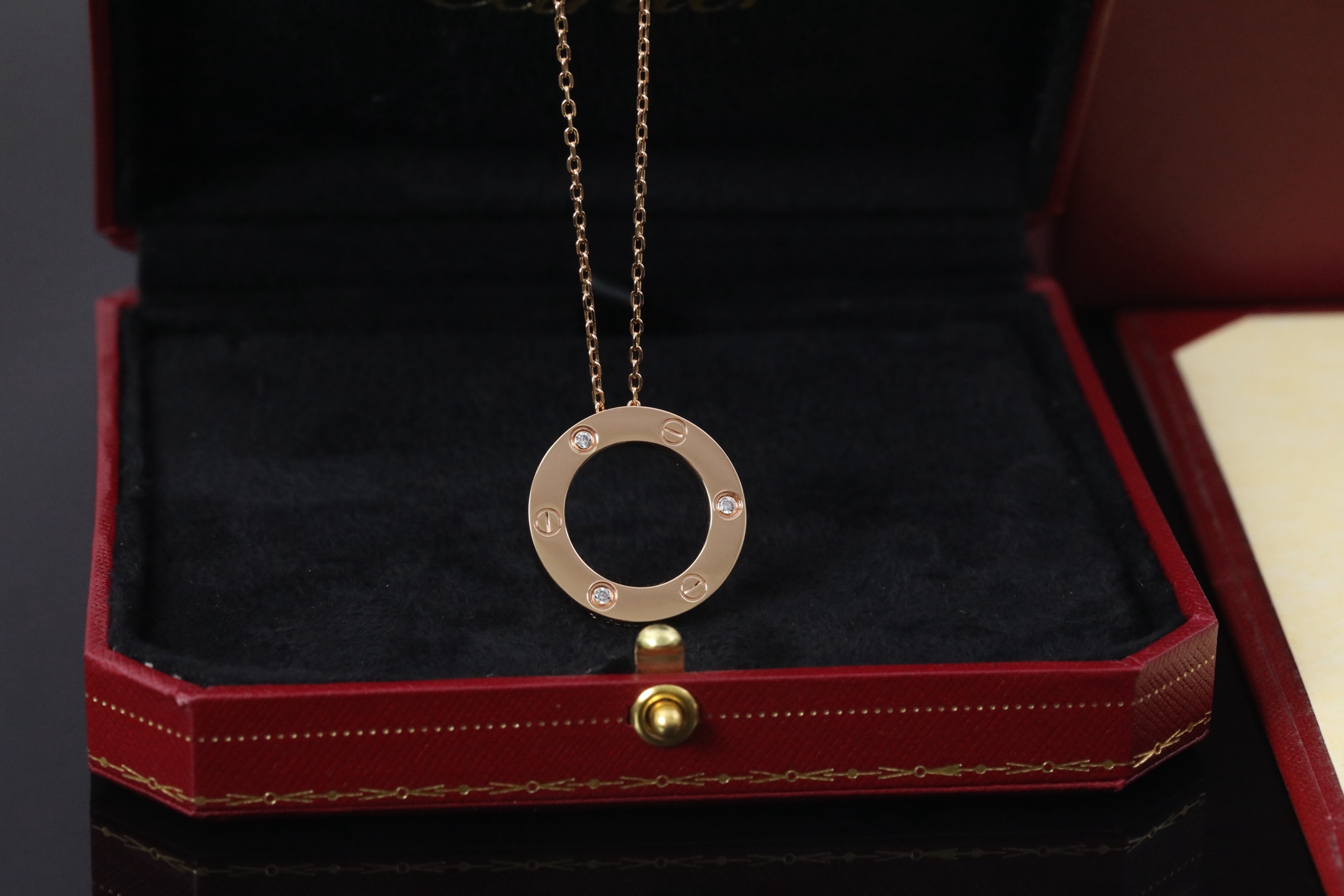 Cartier LOVE圆牌玫瑰金三钻项链限量现货