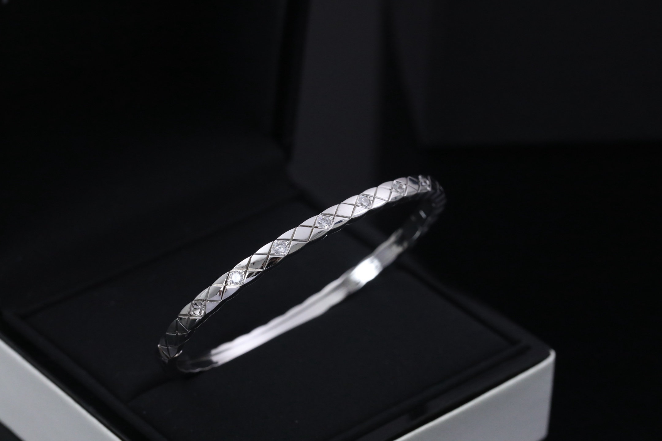 CNC菱格带钻白金色窄版手镯