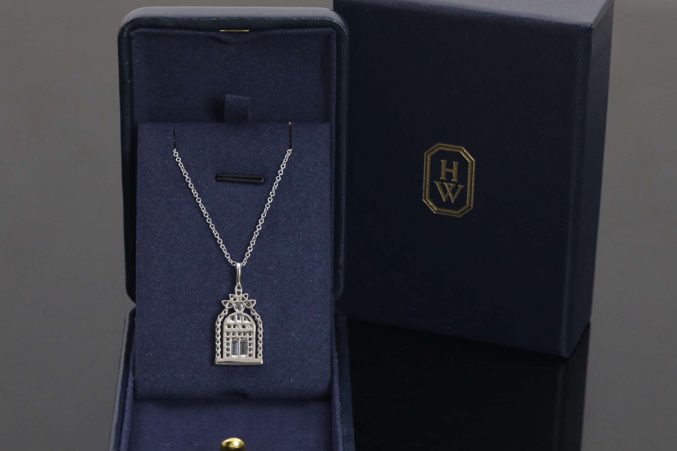 “Real Gold Lucky Necklace Inspired by New York Flagship Store Gates” - 图片 2
