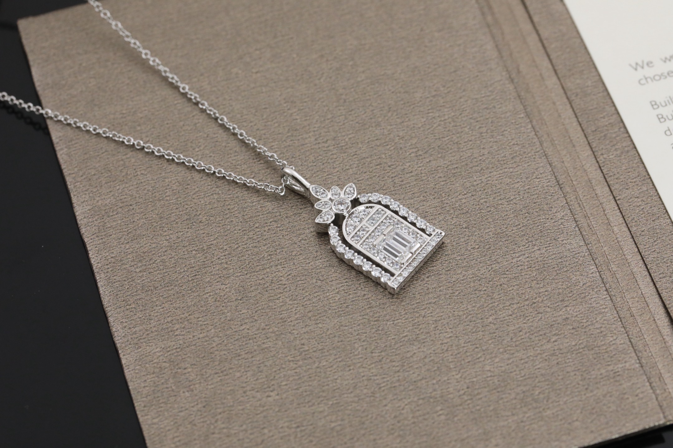 “Real Gold Lucky Necklace Inspired by New York Flagship Store Gates” - 图片 5