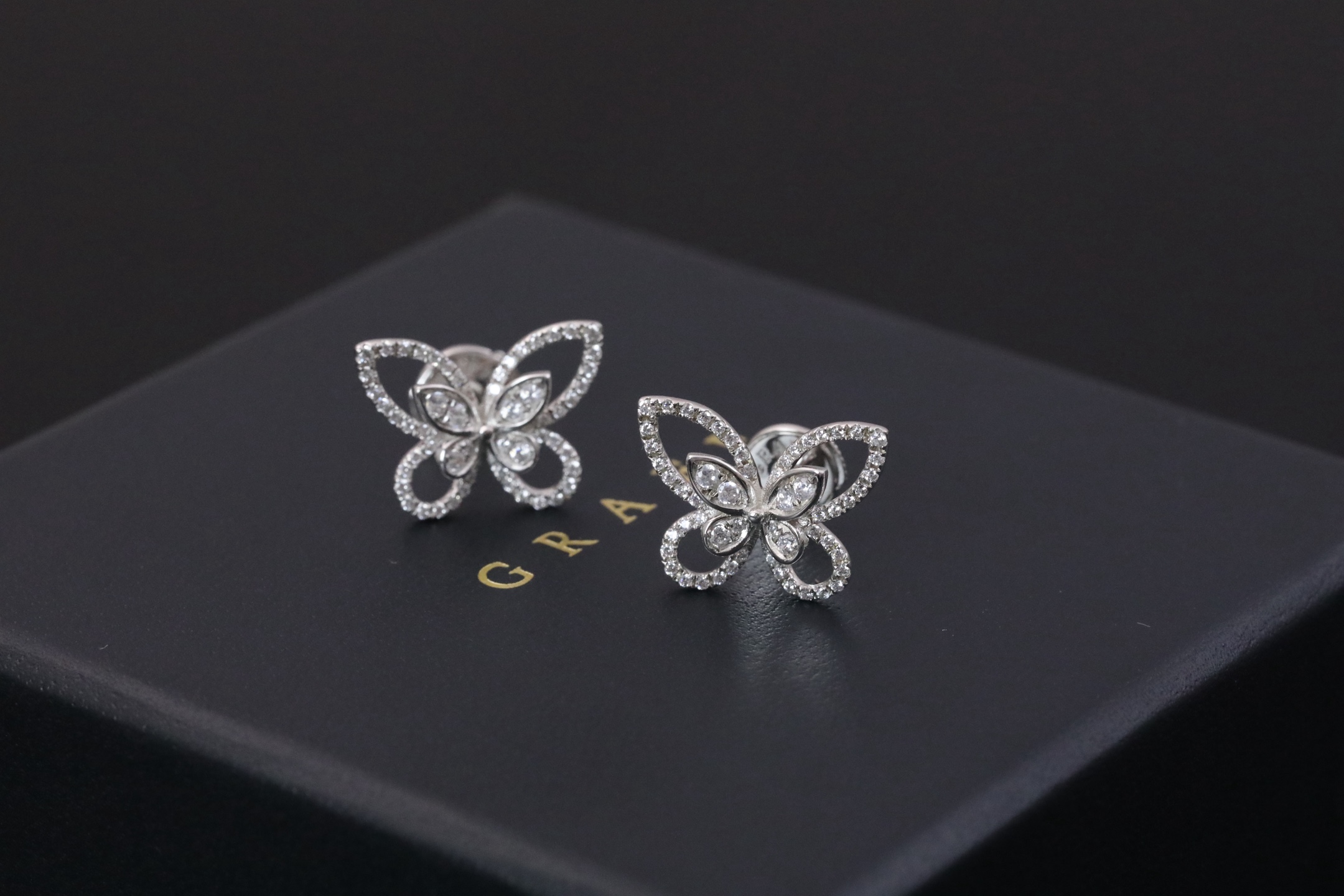 幻影蝴蝶耳钉与吊坠 - 18K真金真钻版