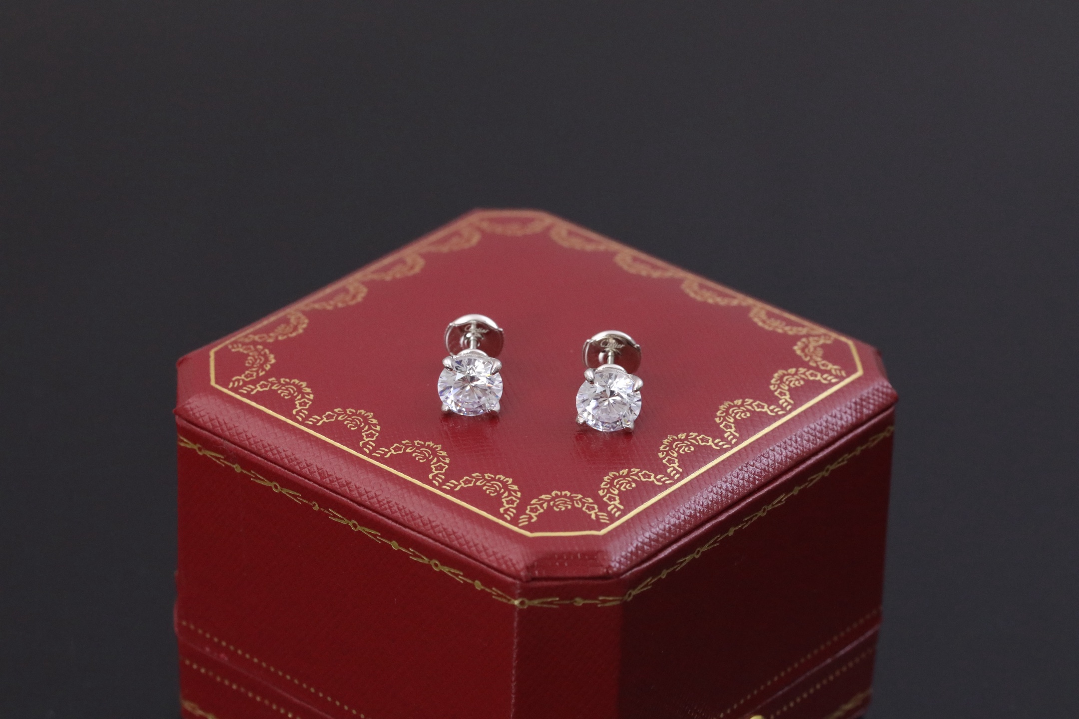 经典克拉钻耳钉