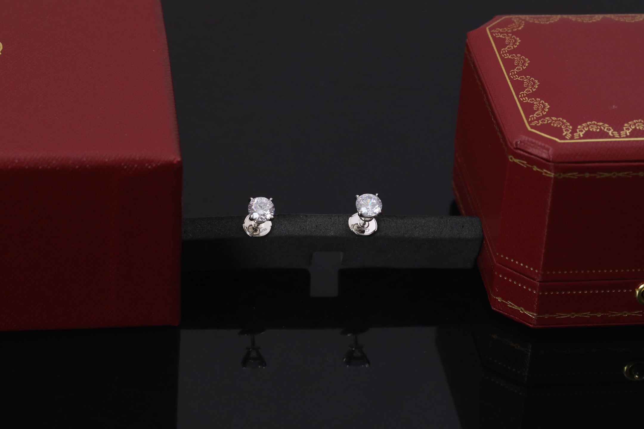 经典克拉钻耳钉