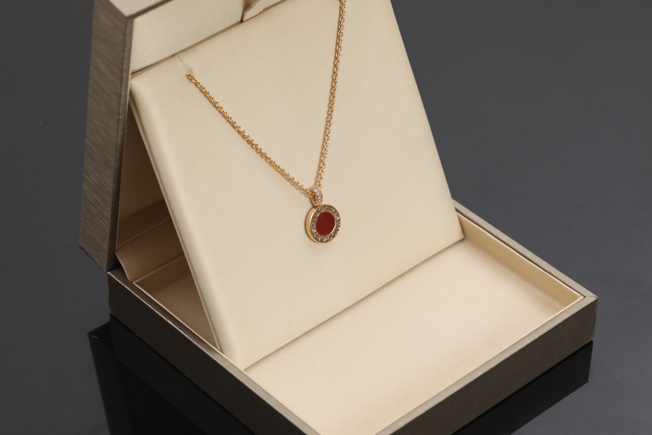 BVLGARI最新款黑白玛瑙圆饼项链