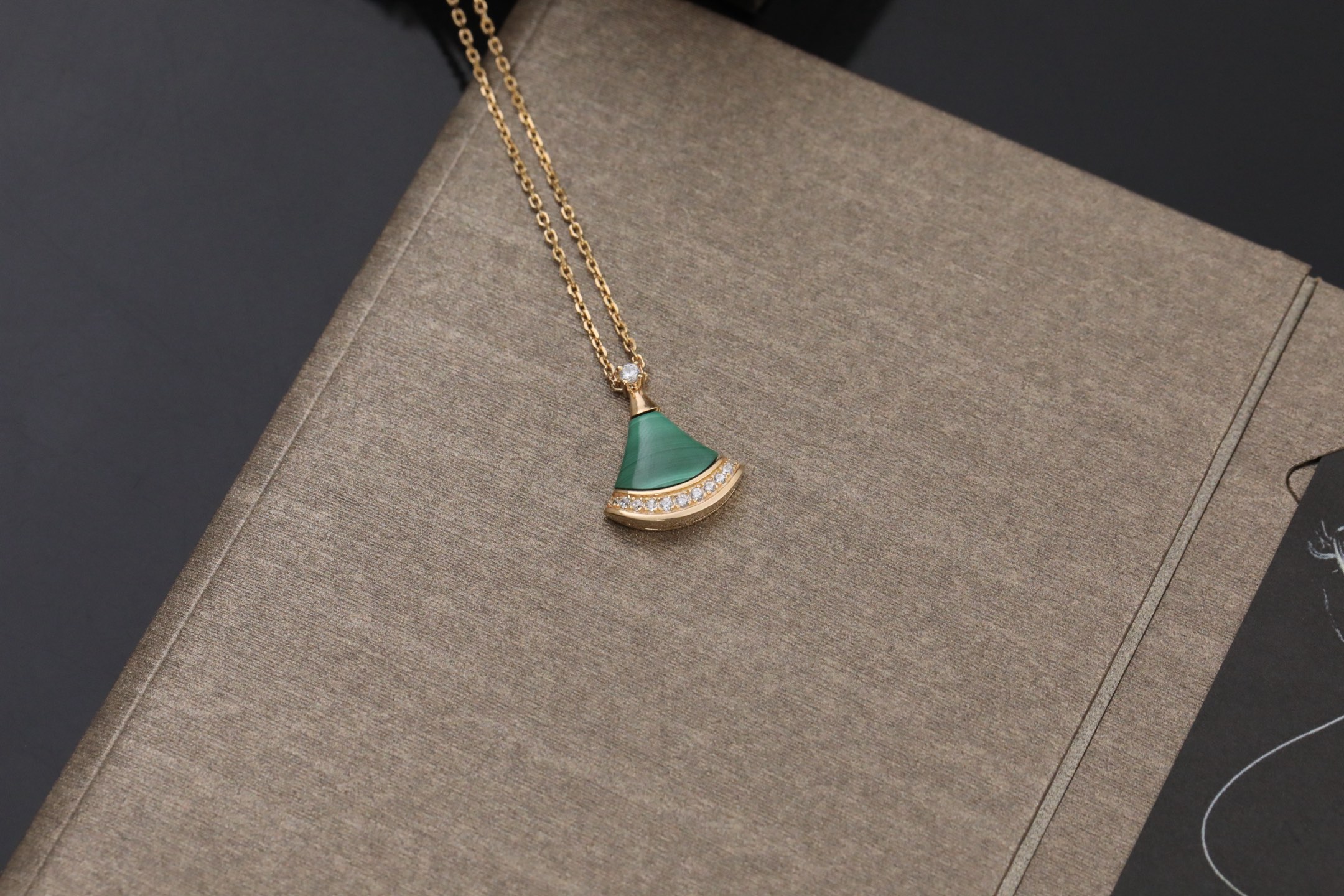 高品质镶钻小裙子项链