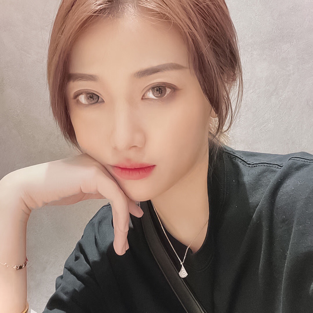 模特白金色佩戴效果~