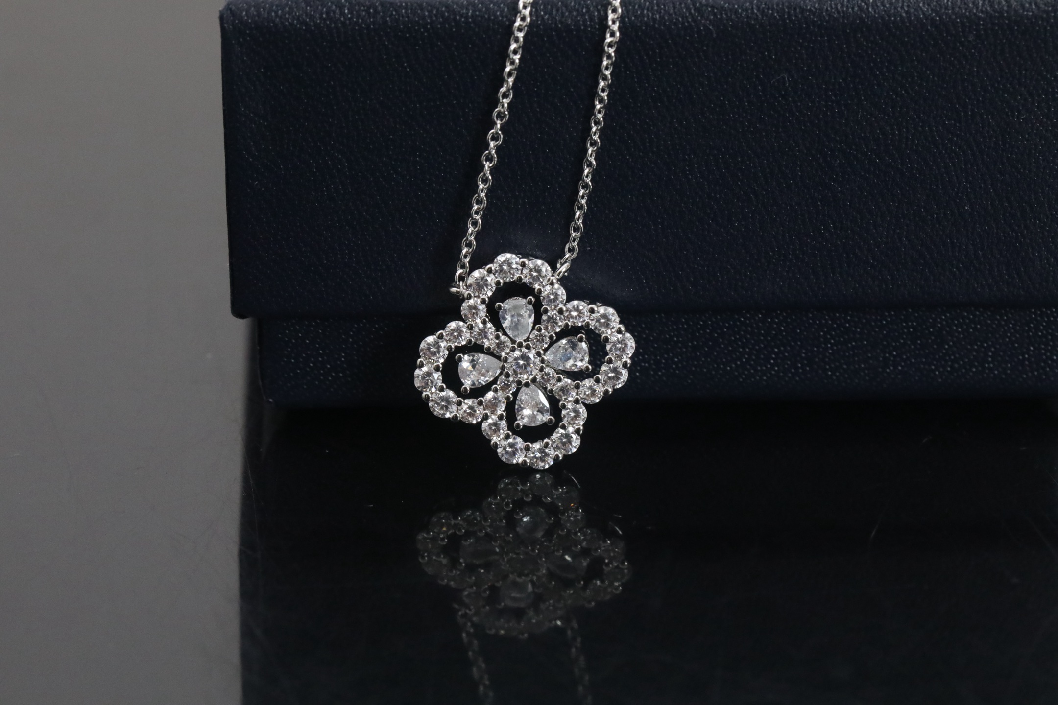 “18K Real Gold Loop Necklace from HW Family’s Diamond Loop Garden Series”