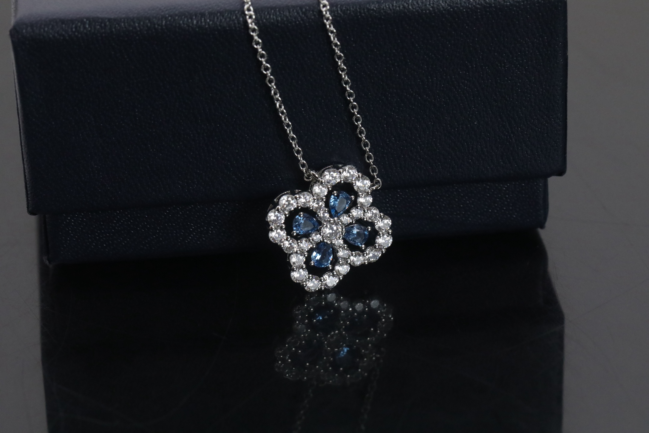 Loop Blue Treasure Necklace: 18K Real-Gold Jewelry Inspired by Legendary Diamond Patterns - 图片 2