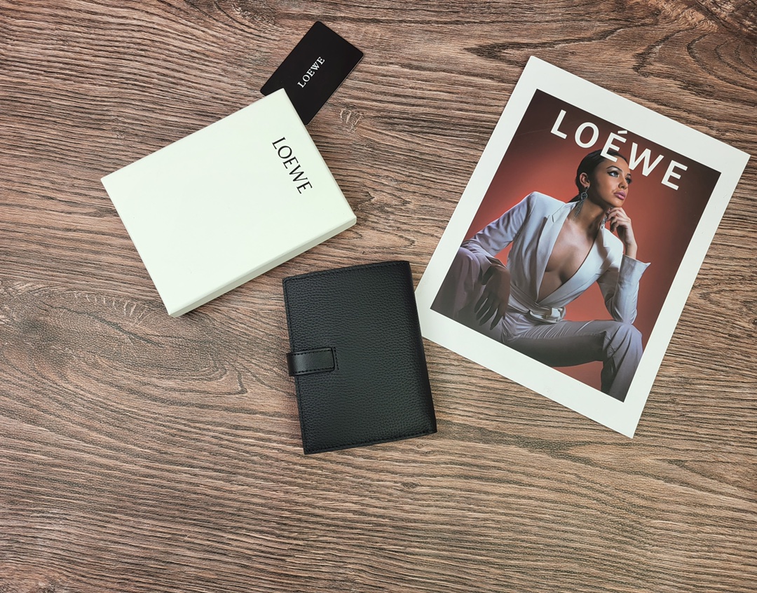 Loewe 罗意威作为皮具世家怎么能不拥有他的钱包了