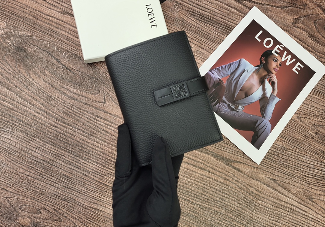 Loewe 罗意威作为皮具世家怎么能不拥有他的钱包了