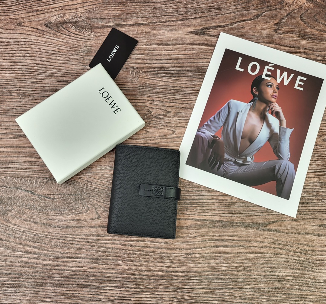 Loewe 罗意威作为皮具世家怎么能不拥有他的钱包了
