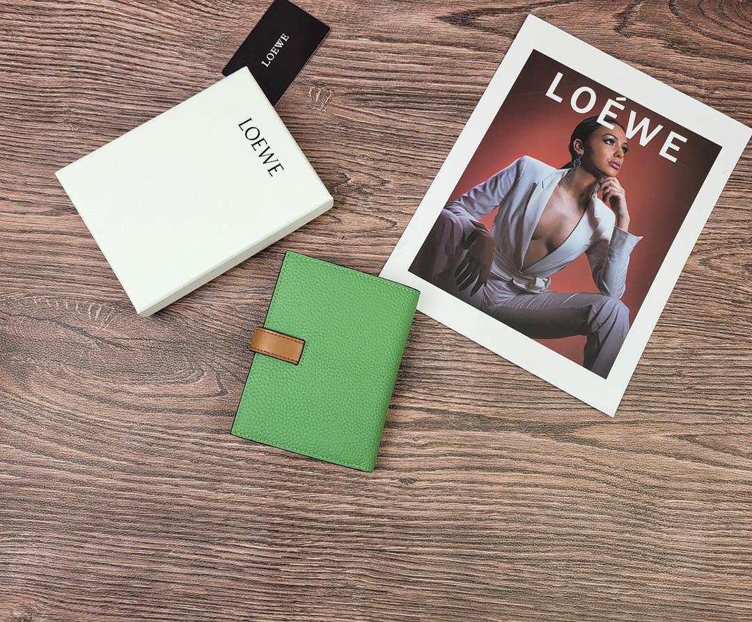 Loewe 罗意威作为皮具世家怎么能不拥有他的钱包了