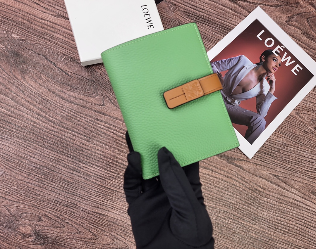Loewe 罗意威作为皮具世家怎么能不拥有他的钱包了