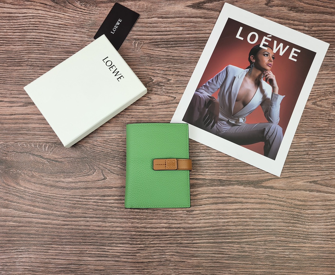 Loewe 罗意威作为皮具世家怎么能不拥有他的钱包了