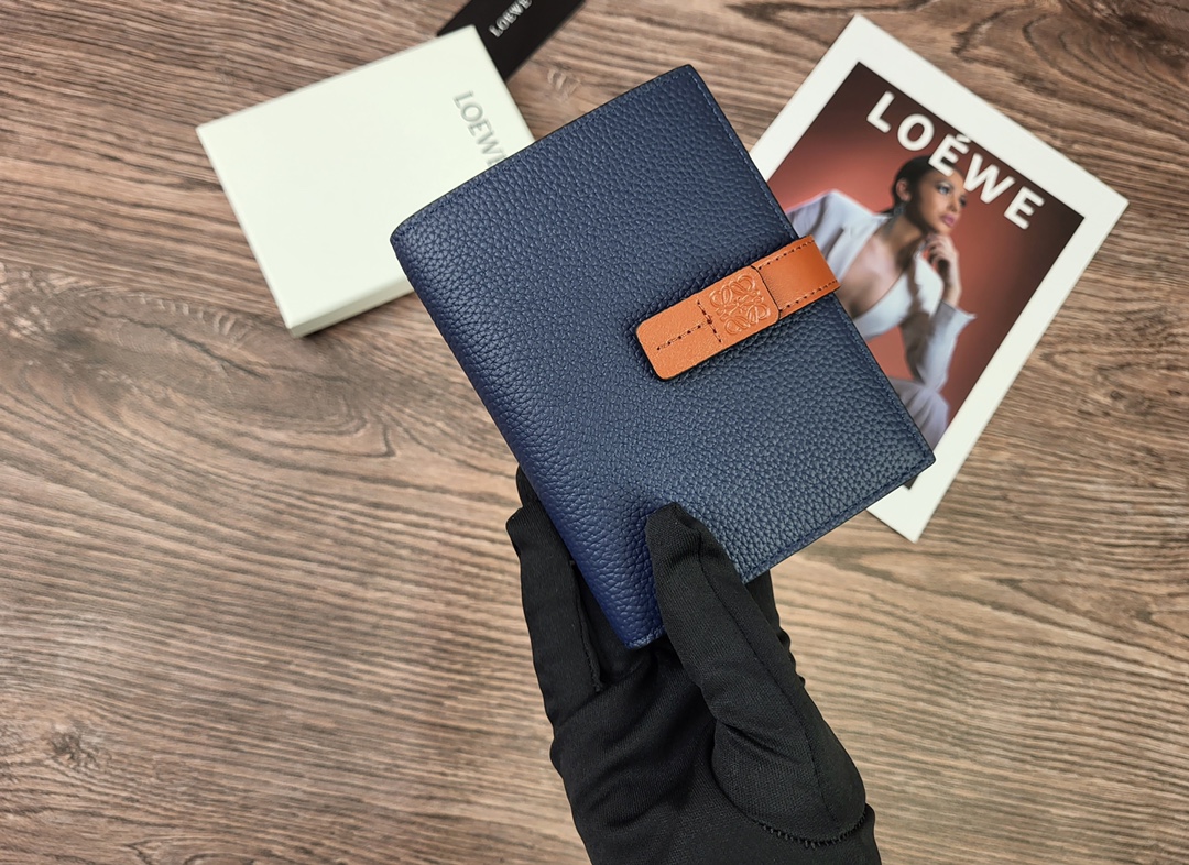 Loewe 罗意威作为皮具世家怎么能不拥有他的钱包了