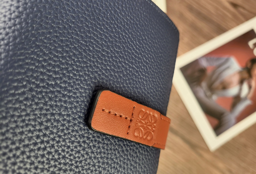 Loewe 罗意威作为皮具世家怎么能不拥有他的钱包了