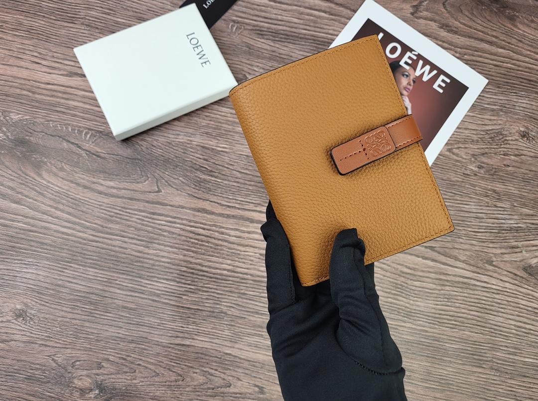 Loewe 罗意威作为皮具世家怎么能不拥有他的钱包了