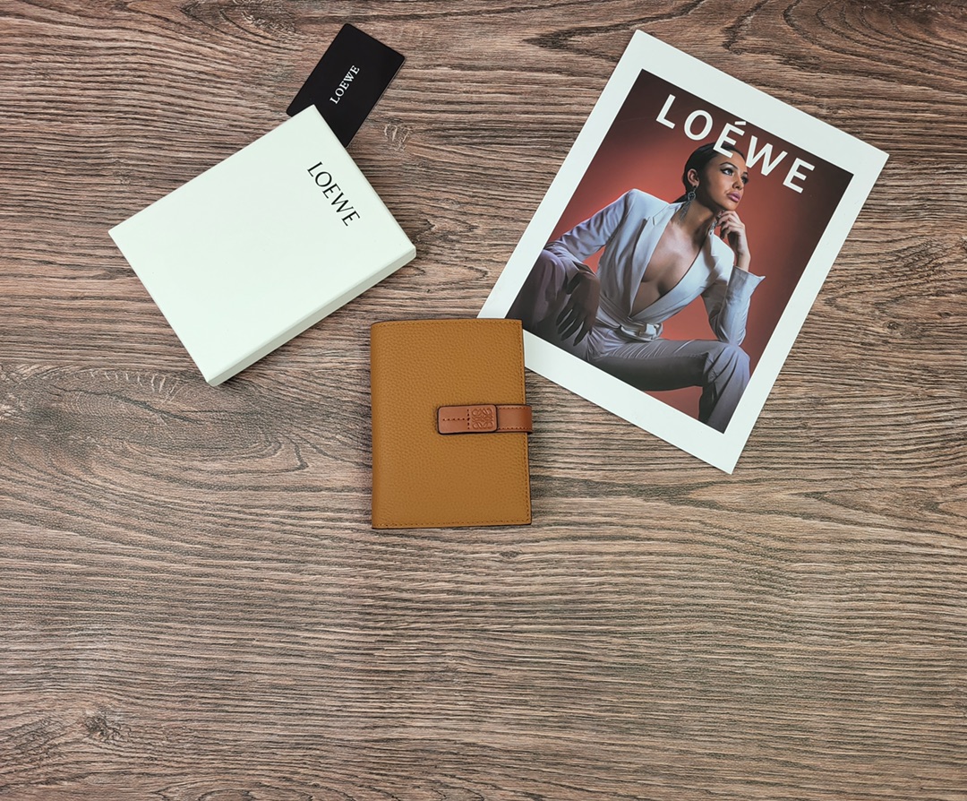 Loewe 罗意威作为皮具世家怎么能不拥有他的钱包了