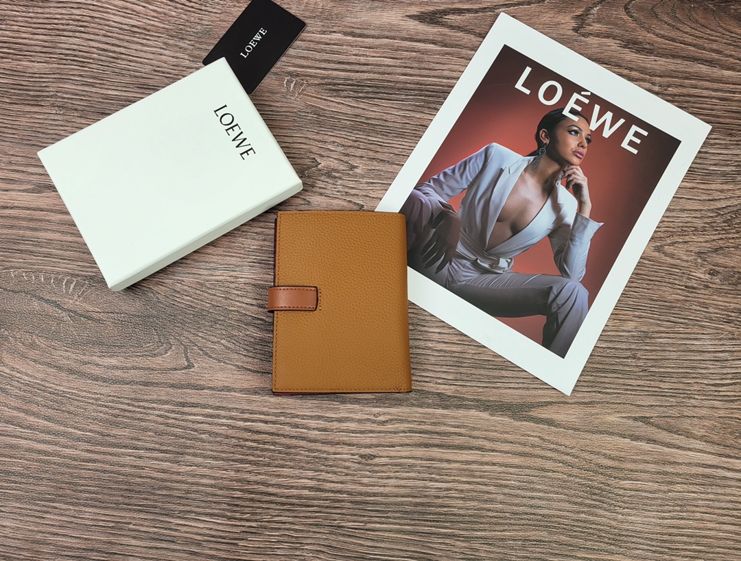 Loewe 罗意威作为皮具世家怎么能不拥有他的钱包了