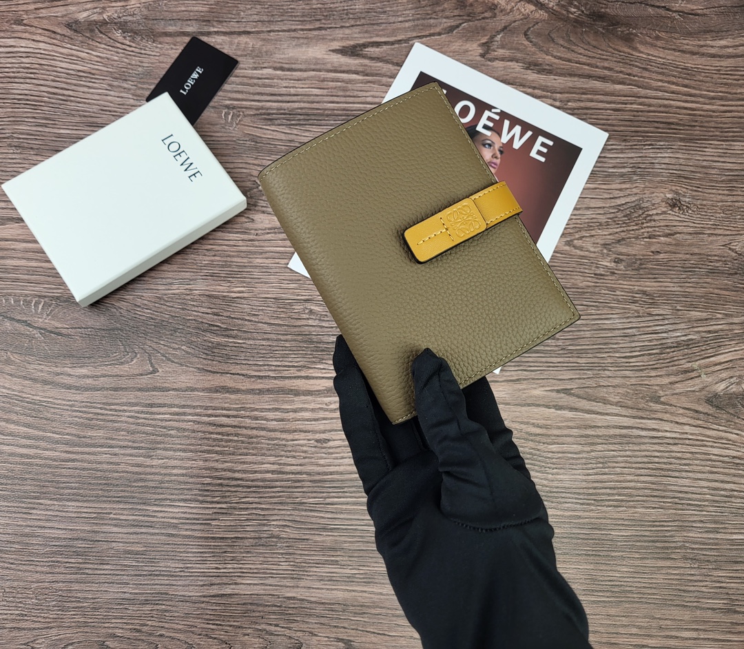 Loewe 罗意威作为皮具世家怎么能不拥有他的钱包了
