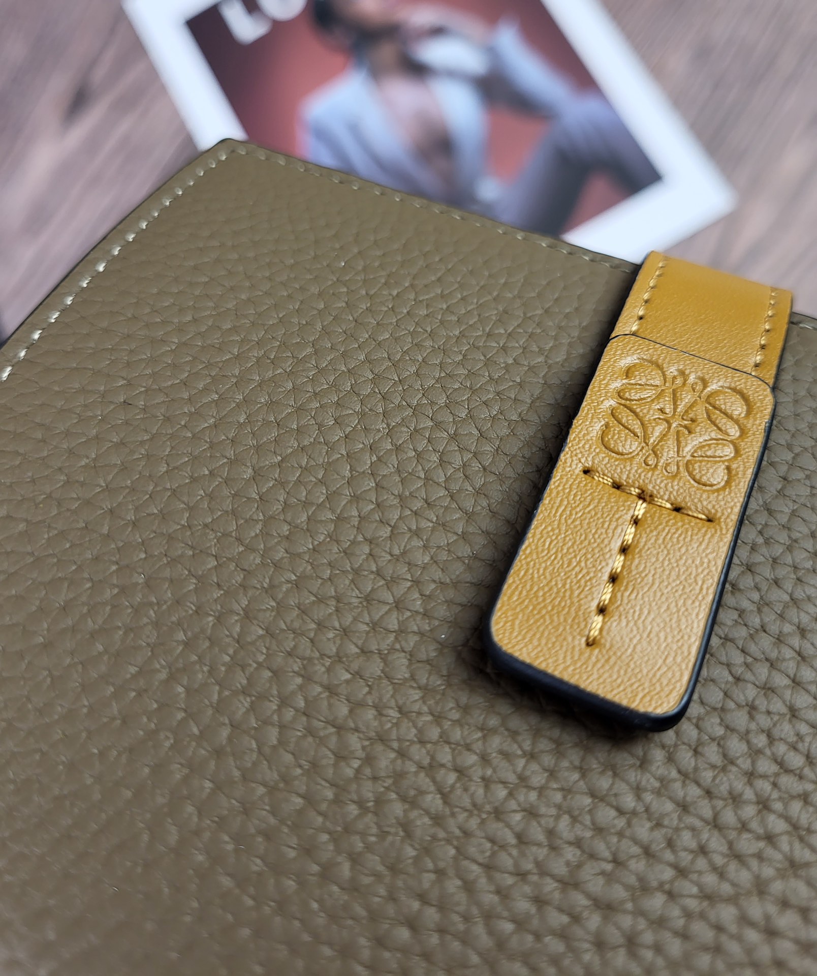 Loewe 罗意威作为皮具世家怎么能不拥有他的钱包了