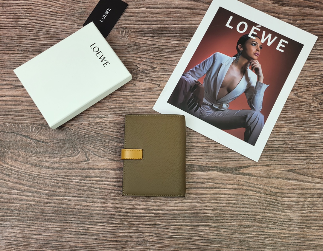 Loewe 罗意威作为皮具世家怎么能不拥有他的钱包了