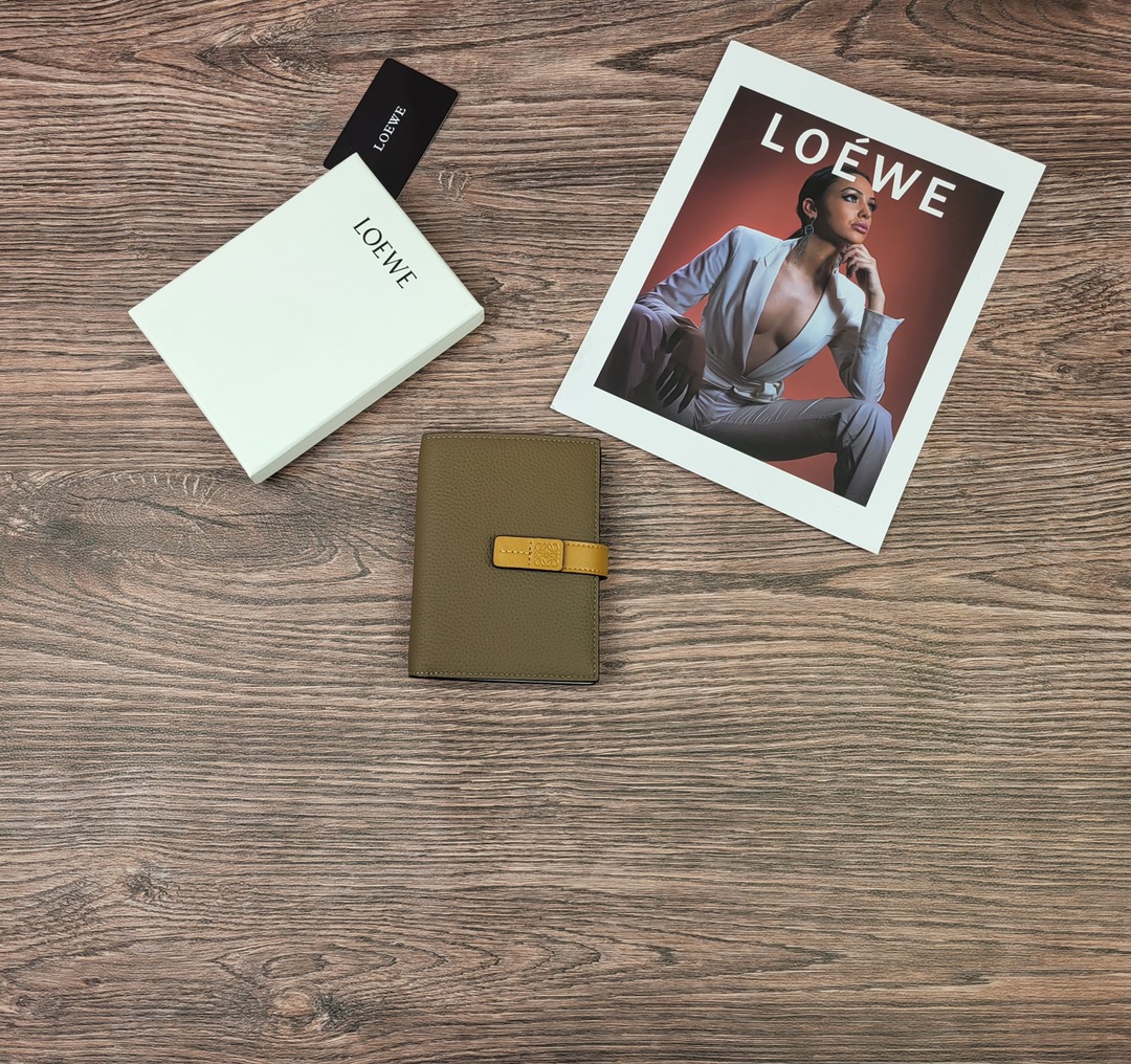 Loewe 罗意威作为皮具世家怎么能不拥有他的钱包了
