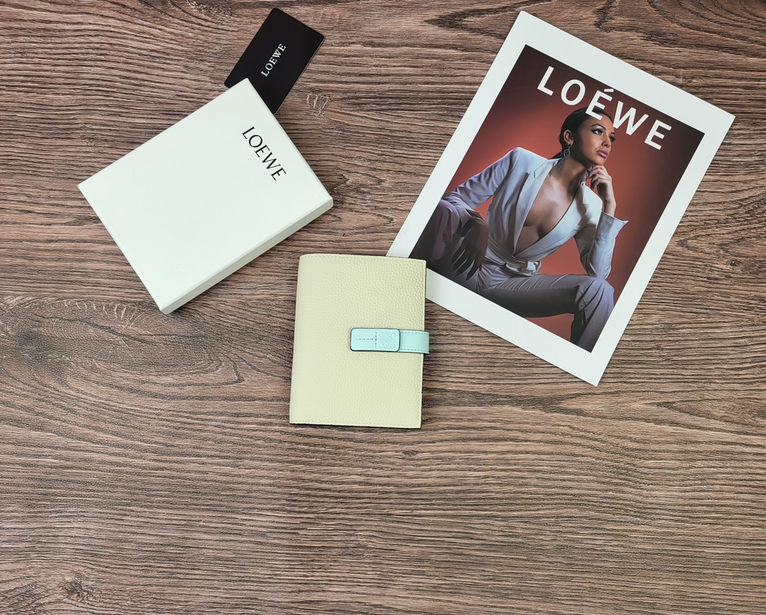 Loewe 罗意威作为皮具世家怎么能不拥有他的钱包了